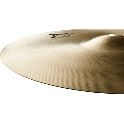 A 16" Classic Orchestral suspendue
